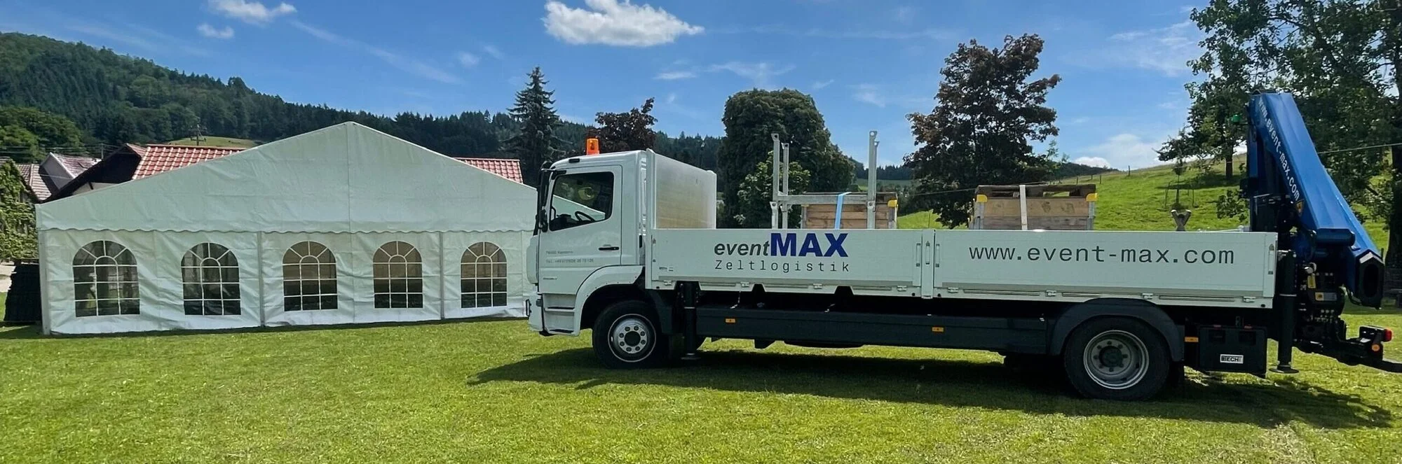 LKW und Zelt des Zeltverleih eventMAX in Freiburg