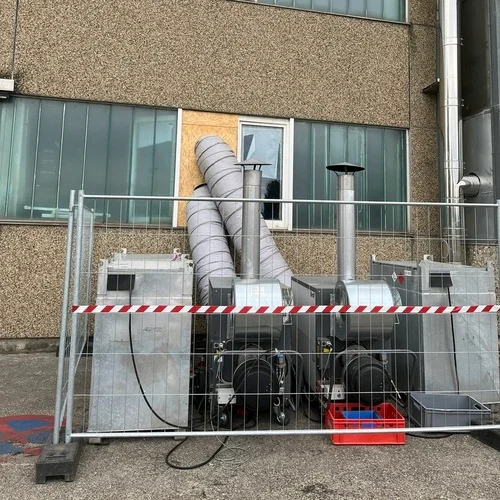 Mobiles Heizgerät vor einer Halle