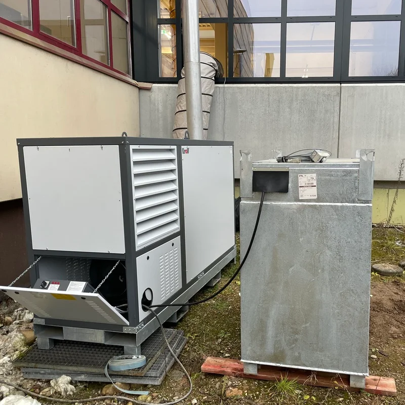 Mobiles Heizgerät vor einem Gebäude