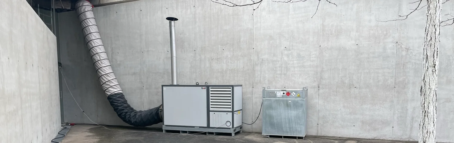 Mobiles Heizgerät vor einer Halle