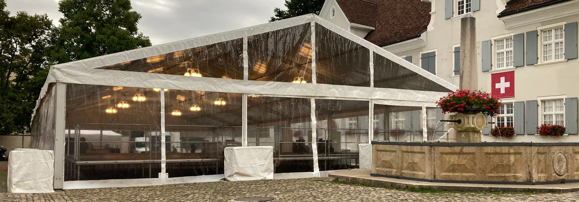 Aufgebautes Zelt für ein Event in der Schweiz