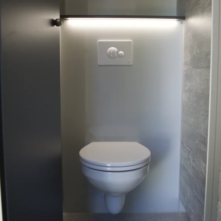 Toilette in einem mietbaren Toilettenwagen