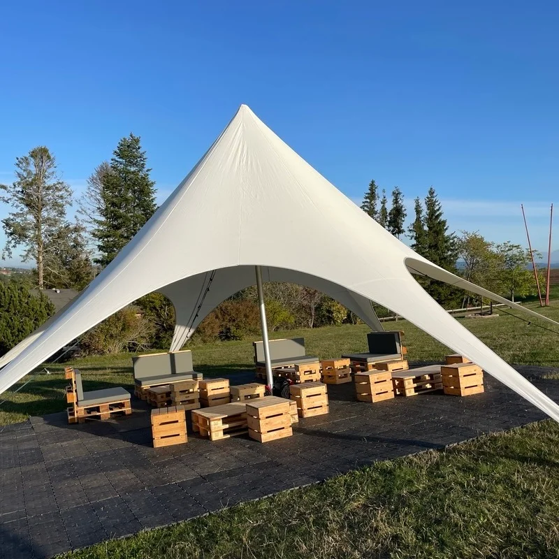 Loungemöbel unter einem Zelt