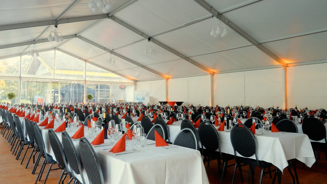 Mobiliar in einem Festzelt